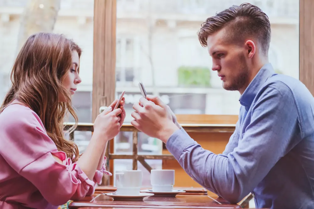 Estudos recentes apontam que casais que não postam nas redes sociais são mais felizes