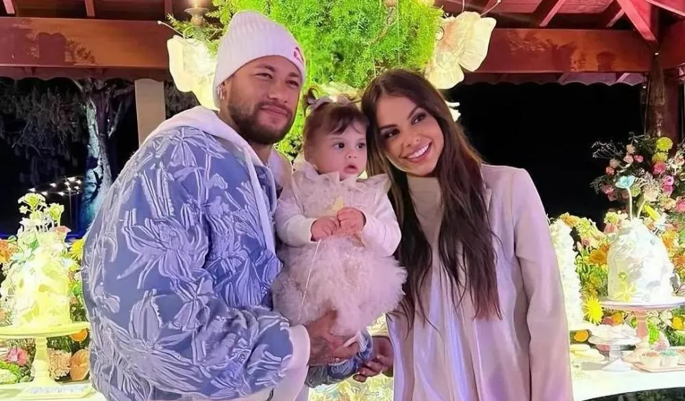 Amanda Kimberlly relata gritos e fase difícil de Helena, sua filha com Neymar: “Hoje tenho uma sirene”