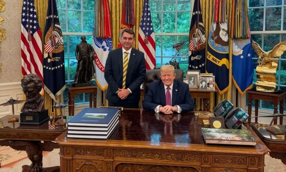 Saiba como foi o encontro de Flávio Bolsonaro e Donald Trump na Casa Branca