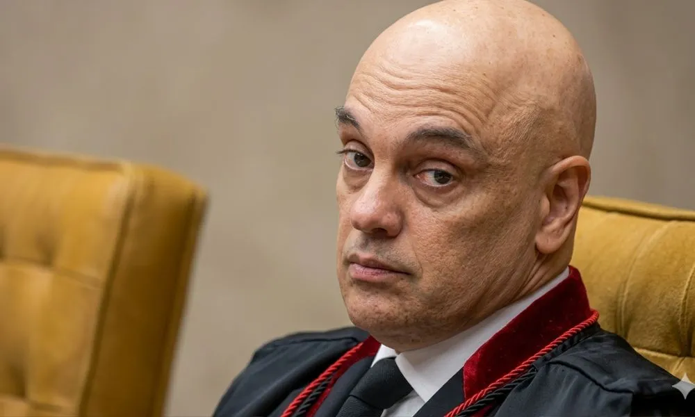 Moraes pede parecer sobre incluir Jair e Flávio Bolsonaro em inquérito; entenda