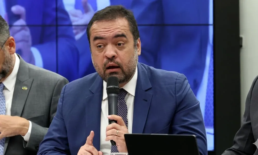 Claudio Castro é alvo de operação da PF contra aportes de R$3,7 bilhões em fundos do Master
