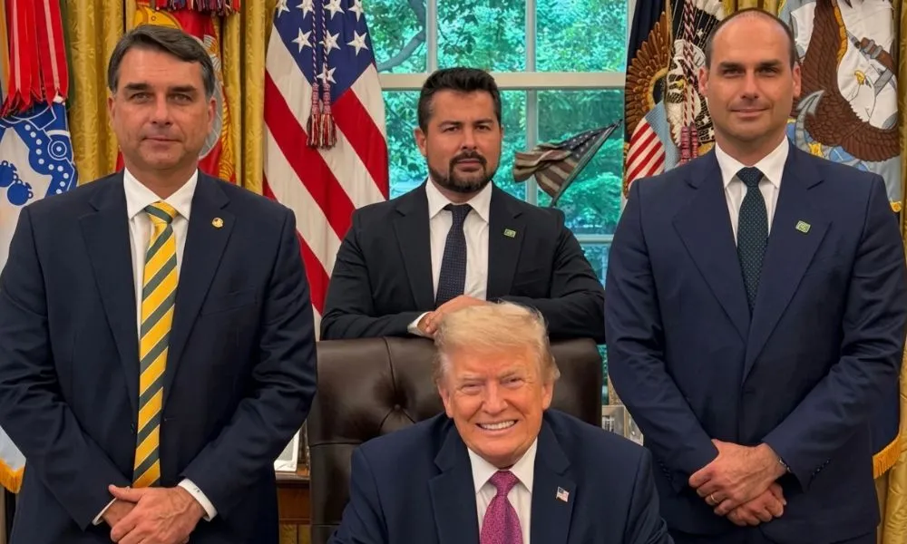 Após acusação de foto com Trump ser IA, Eduardo Bolsonaro reage: “A Casa Branca confirma”