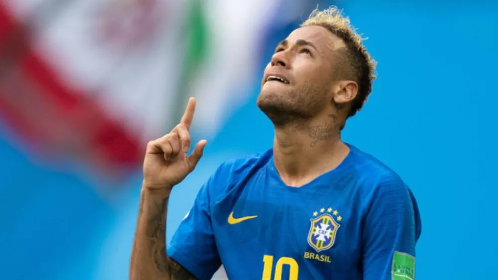 Neymar deixa clínica mancando e preocupa Seleção Brasileira às vésperas da Copa do Mundo