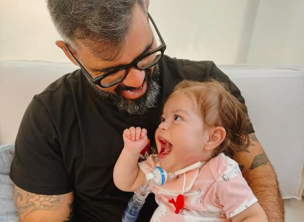 Filha de Juliano Cazarré, diagnosticada com doença rara, volta a ser internada 