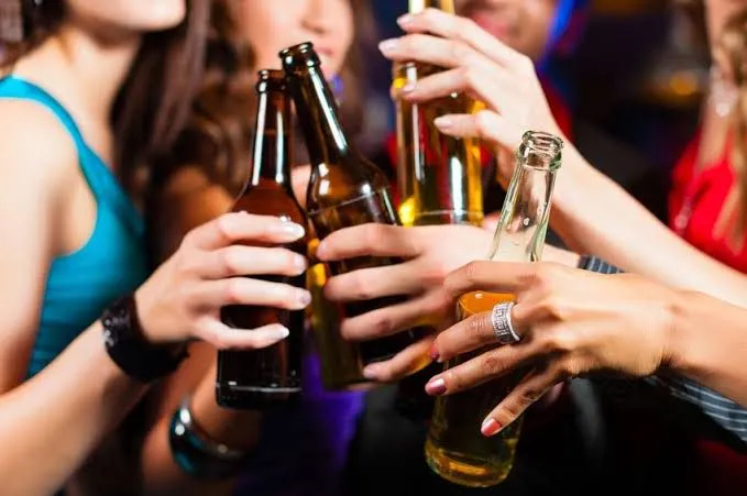 Bar aumenta a idade do consumo de álcool para 25 anos por acreditar que ‘os mais jovens são irritantes demais’