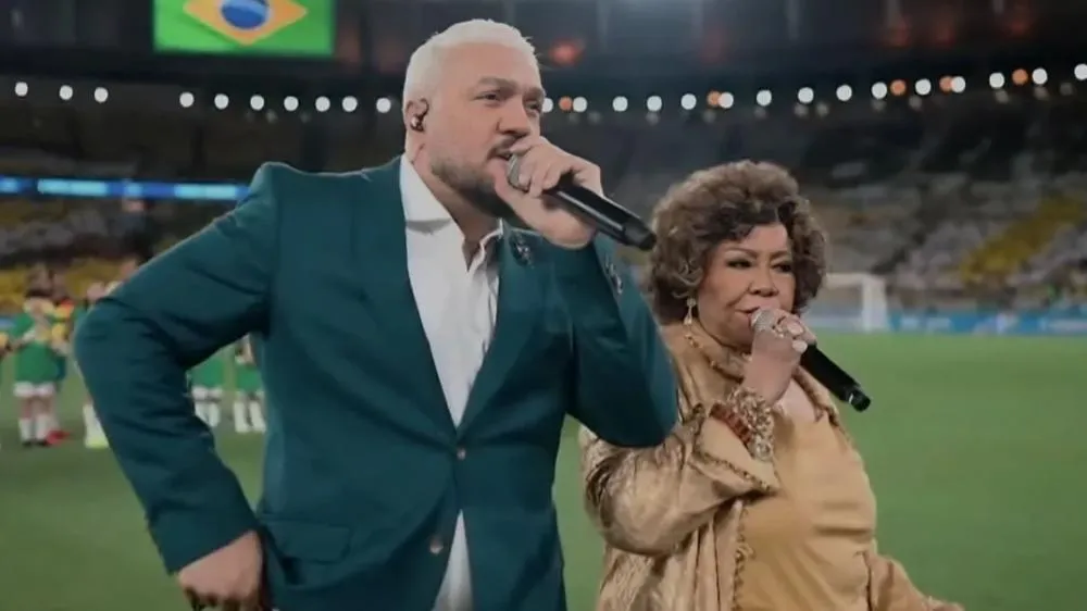 Alcione se pronuncia sobre críticas após cantar o hino nacional com Belo: “Problema no retorno”