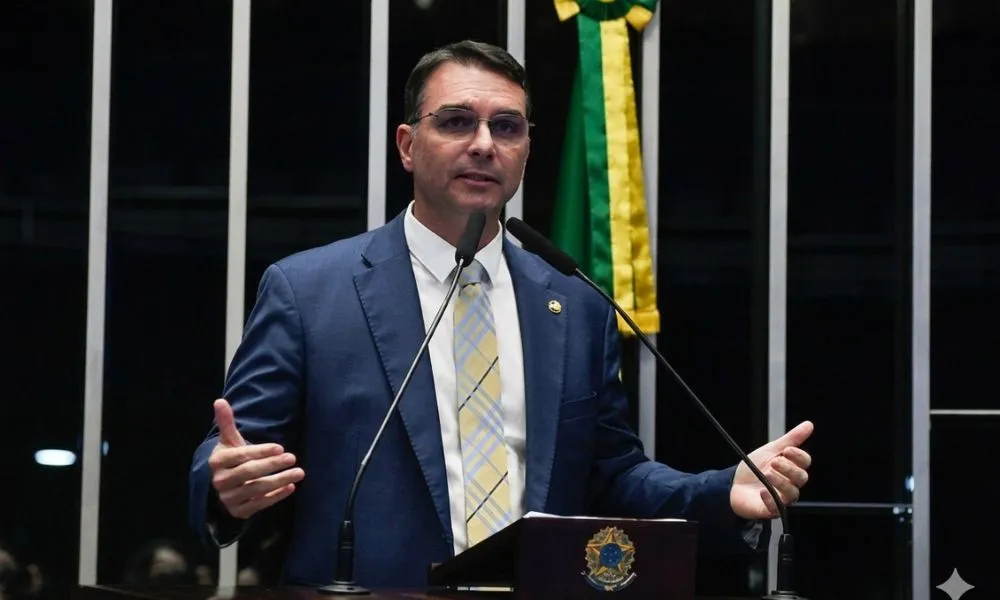 “Eu pedi para não taxar as empresas brasileiras”, afirma Flávio Bolsonaro