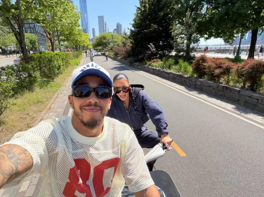 Kim Kardashian compartilha registros com Lewis Hamilton pela primeira vez nas redes