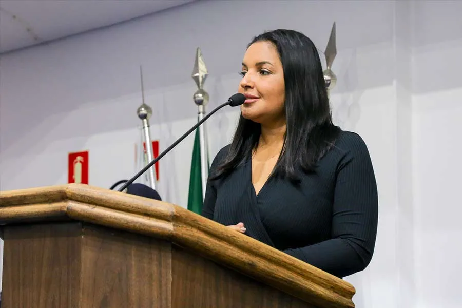 Vereadora condena ofensas contra Virgínia e defende respeito às mulheres durante sessão em Tabuão da Serra