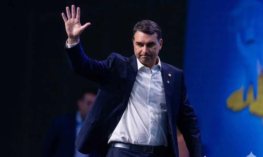 Flávio Bolsonaro envia carta aos EUA para tentar barrar tarifaço contra o Brasil