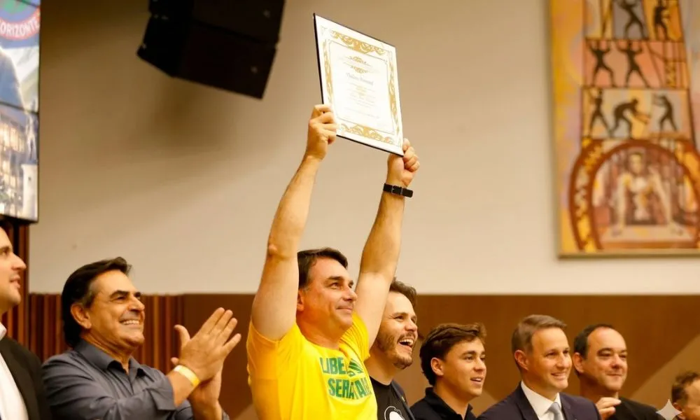 Em agenda de campanha, Flávio Bolsonaro é titulado como cidadão honorário de BH