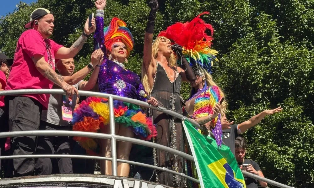 “Veio nas mãos de travesti preta”, Erika Hilton comemora fim da escala 6x1 na Parada LGBT