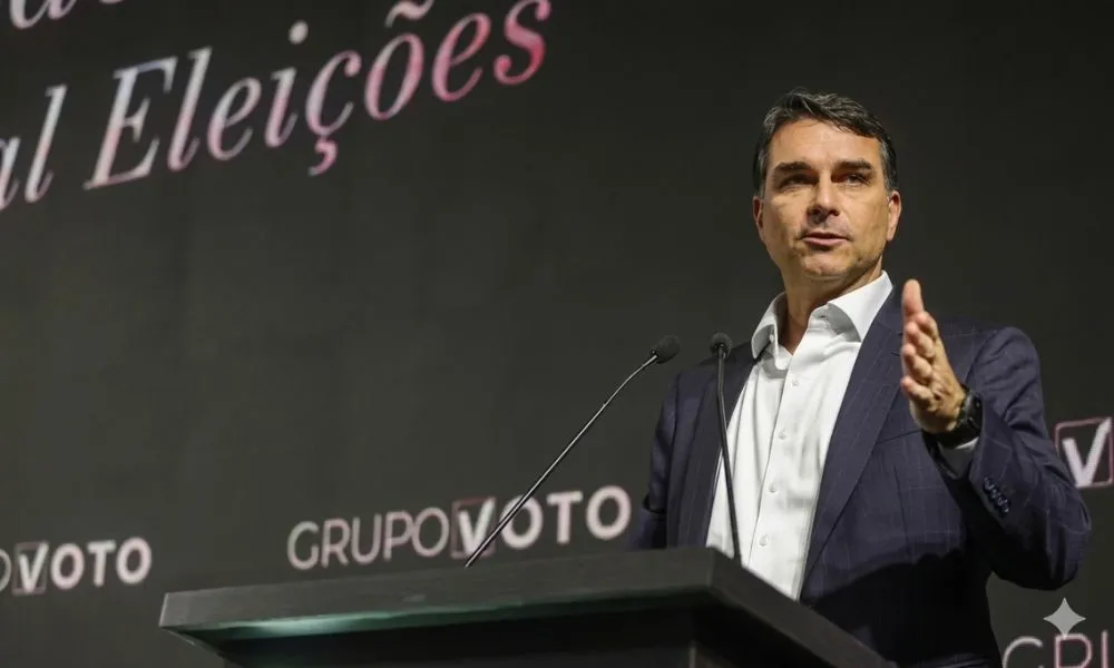 Flávio diz que Lula parece com “chefe do PCC” em evento com empresárias