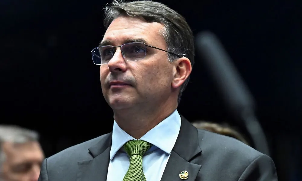 TSE mantém pesquisa sobre queda de Flávio suspensa, mas adia decisão; entenda