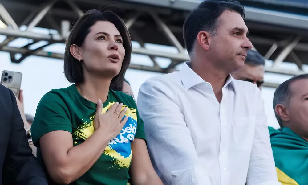 Michelle diz que “no momento certo” apoiará candidatura de Flávio Bolsonaro