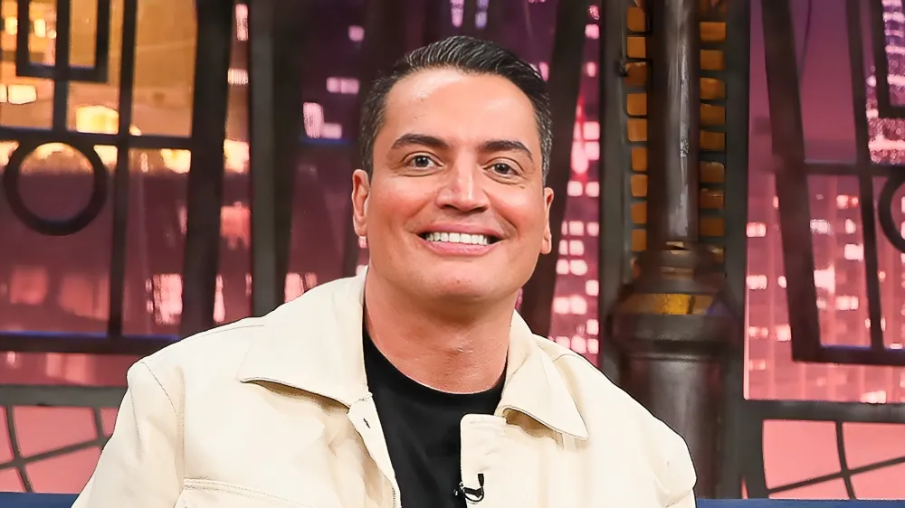 Com fratura no pé, Leo Dias revela ao vivo se precisará passar por cirurgia: “Muito mal psicologicamente”