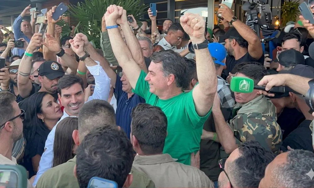 Flávio é ovacionado por multidão em campanha na Bahia: “Mito”
