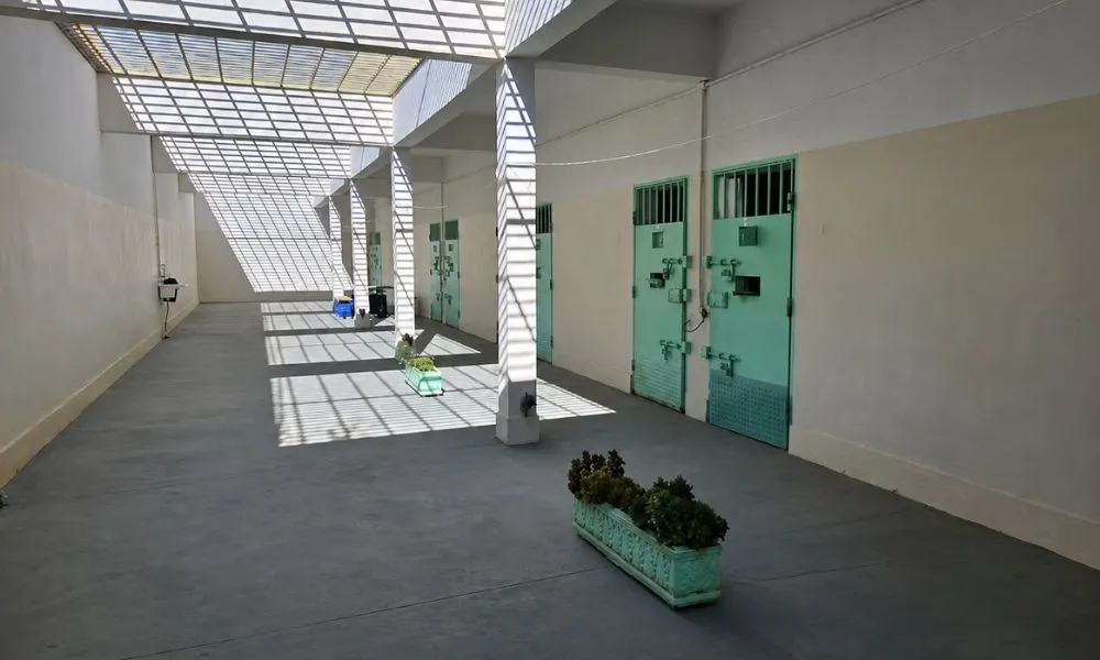 Secretaria divulga fotos de presídio onde Deolane está presa após denúncia de falta de higiene