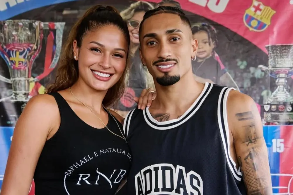 Esposa de Raphinha faz desabafo após críticas ao jogador na Copa do Mundo: “É cafona torcer contra o Brasil”