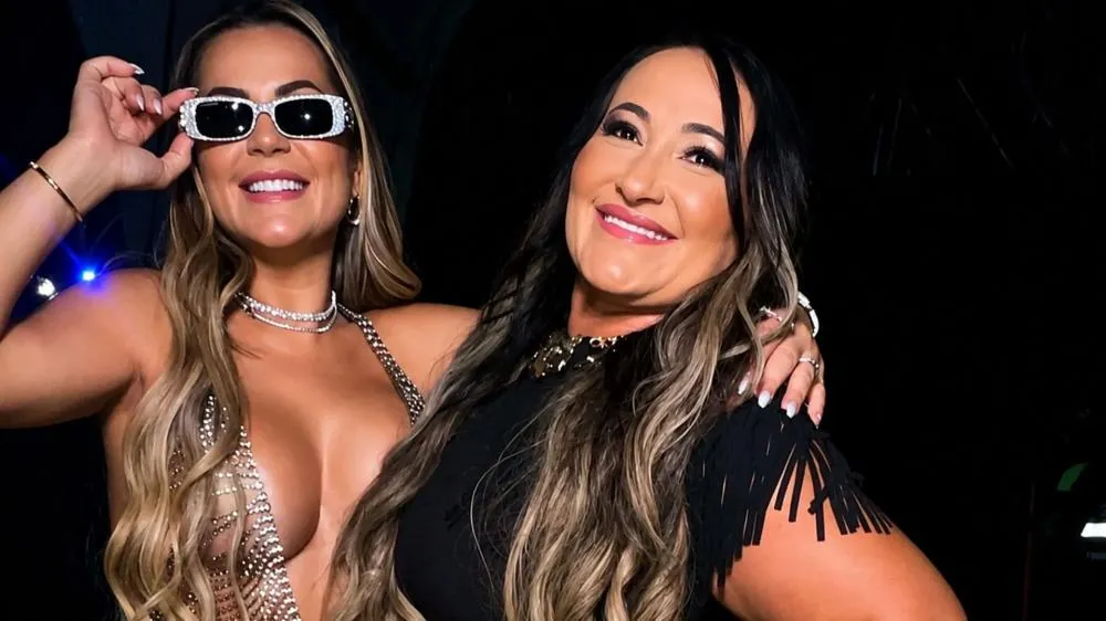 Mãe de Deolane denuncia proibição de escova de cabelo e pijama em visita à filha: “Foi para humilhar”