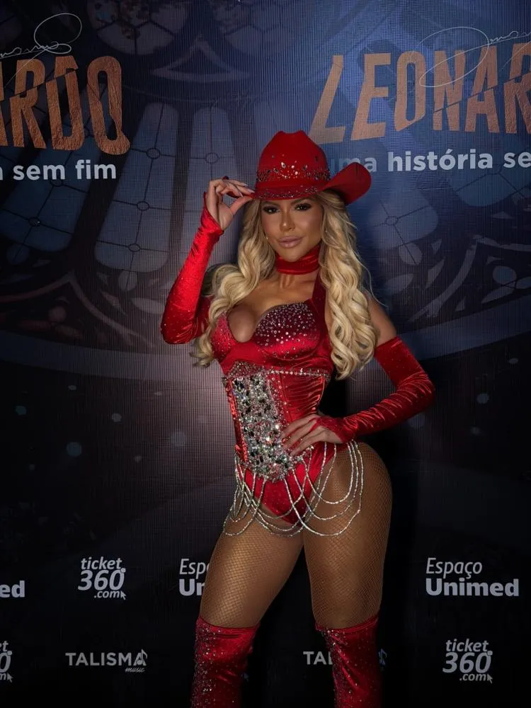 Bailarina do cantor Leonardo revela como lidou com a celulite em plena rotina de shows 