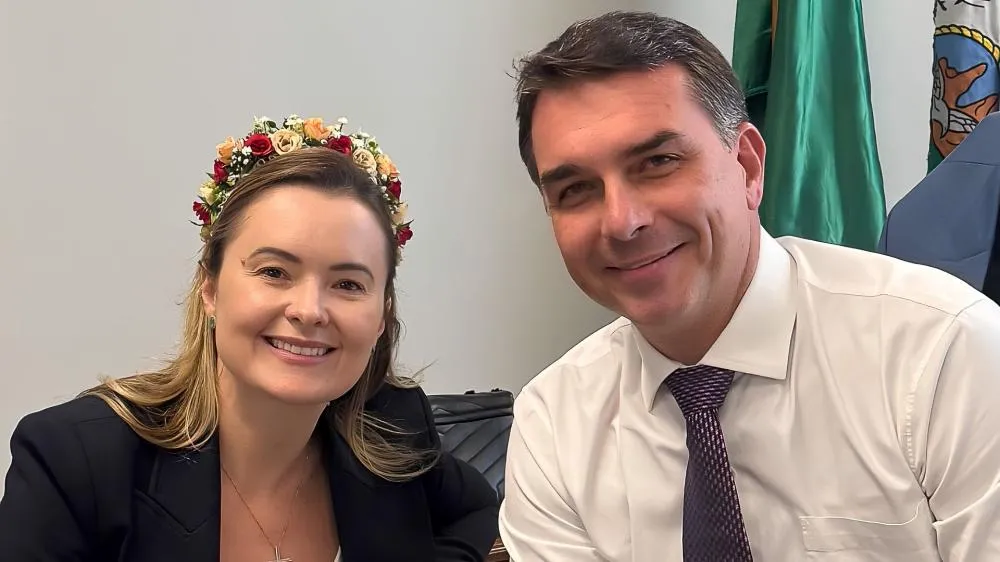 Eduardo Bolsonaro apoia Júlia Zanatta como vice de Flávio; e você?
