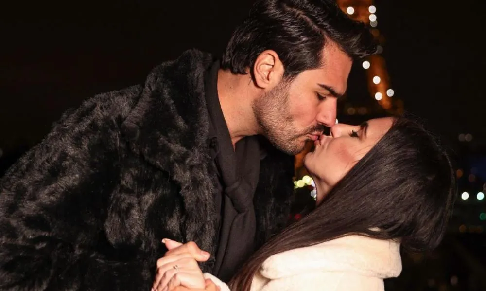 Paris é palco de mais um noivado: Shayan Haghbin pede noiva em casamento aos pés da Torre Eiffel