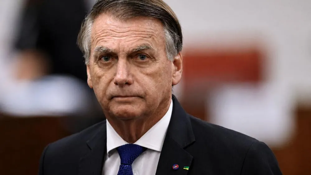 Defesa de Bolsonaro pede autorização a Moraes para realização de exames