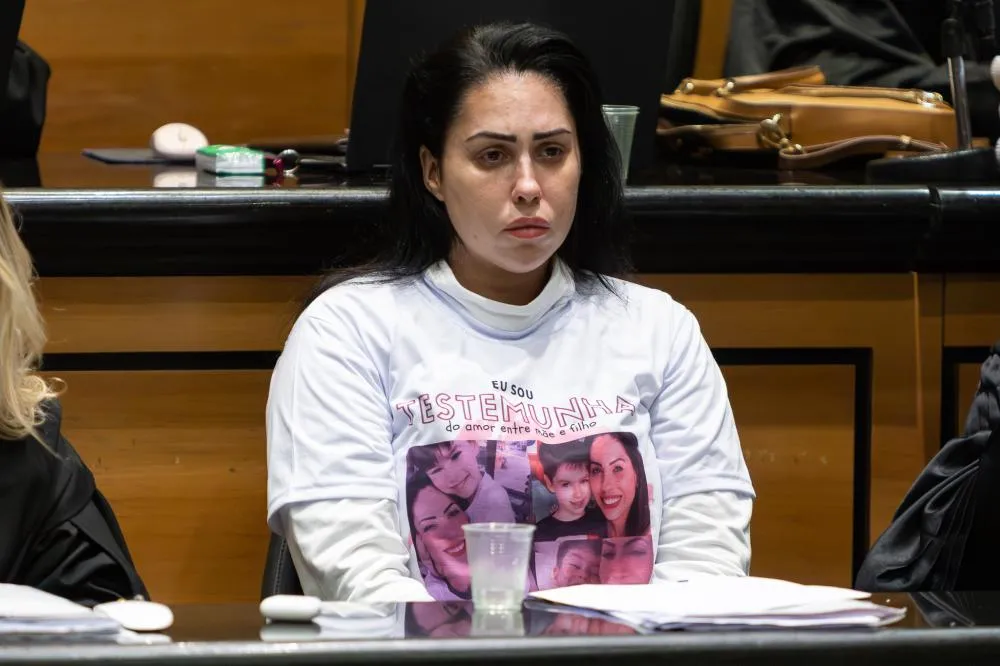 Mãe de Henry Borel, Monique Medeiros vive reclusa e sob ameaças após deixar a prisão, diz advogado