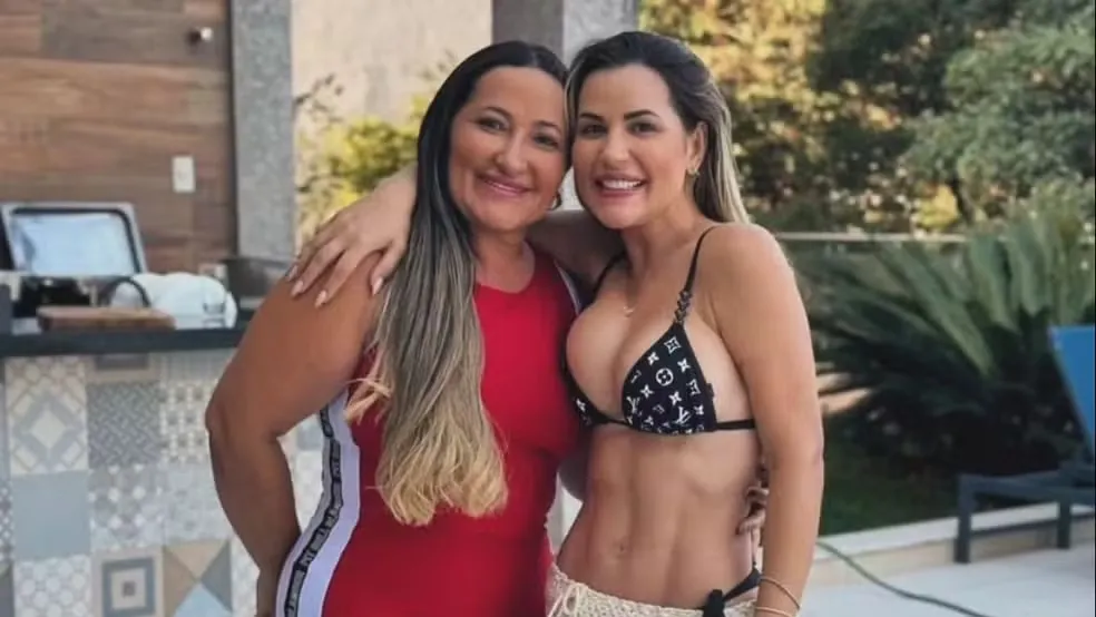 Mãe de Deolane Bezerra começa a “juntar provas” da inocência da filha e nega envolvimento da família com o PCC