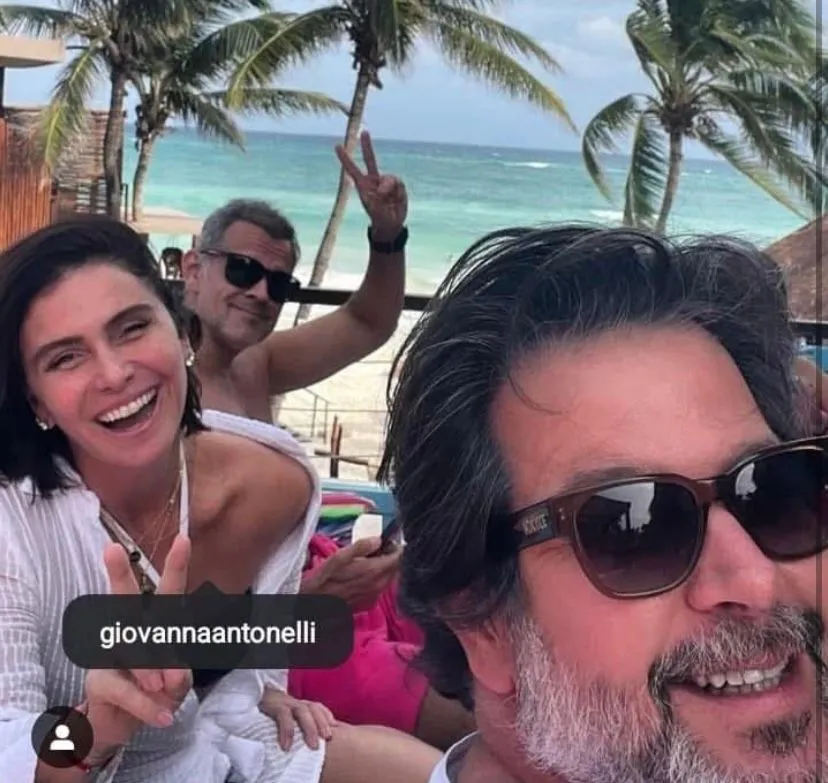 Murilo Benício posta foto ao lado da ex, a atriz Giovanna Antonelli e brinca: “De férias com a ex”