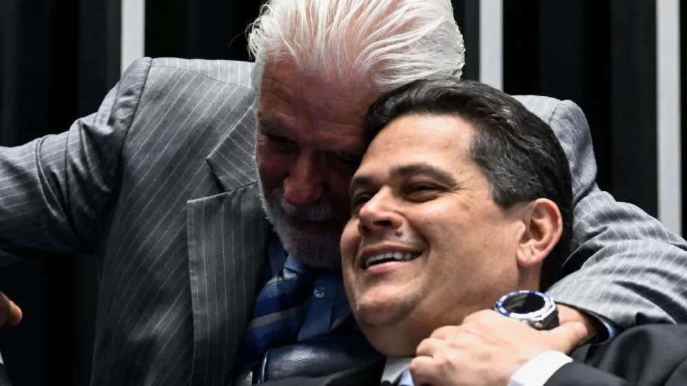 Davi Alcolumbre sai em defesa de Jaques Wagner após operação da PF