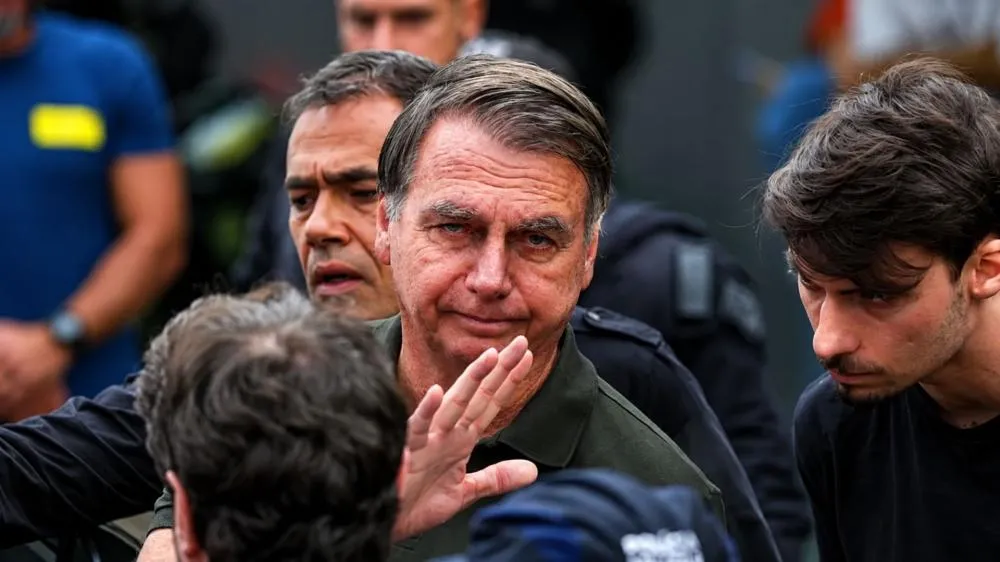 Polícia do DF interroga Bolsonaro às vésperas de fim da domiciliar