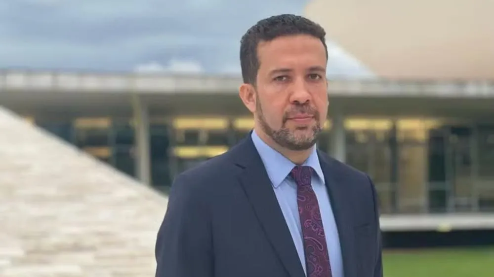 Aliado de Lula busca montar QG de campanha em condomínio de Bolsonaro: “Fazer a vida dele um inferno”