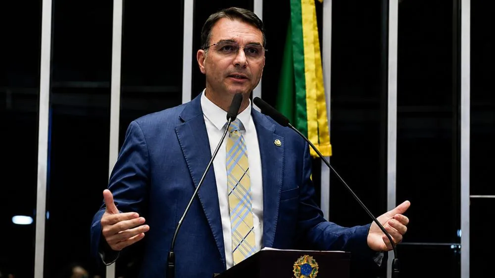 TSE manda derrubar post de IA que associava Flávio a Daniel Vorcaro