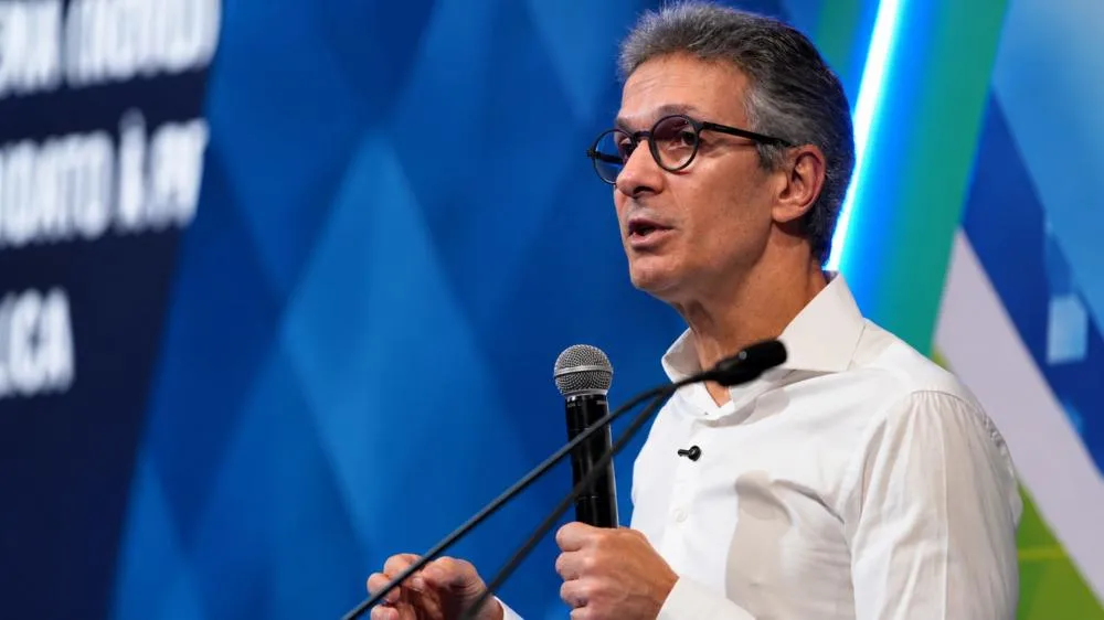 Romeu Zema diz que políticos de seu partido próprio podem apoiar Flávio Bolsonaro