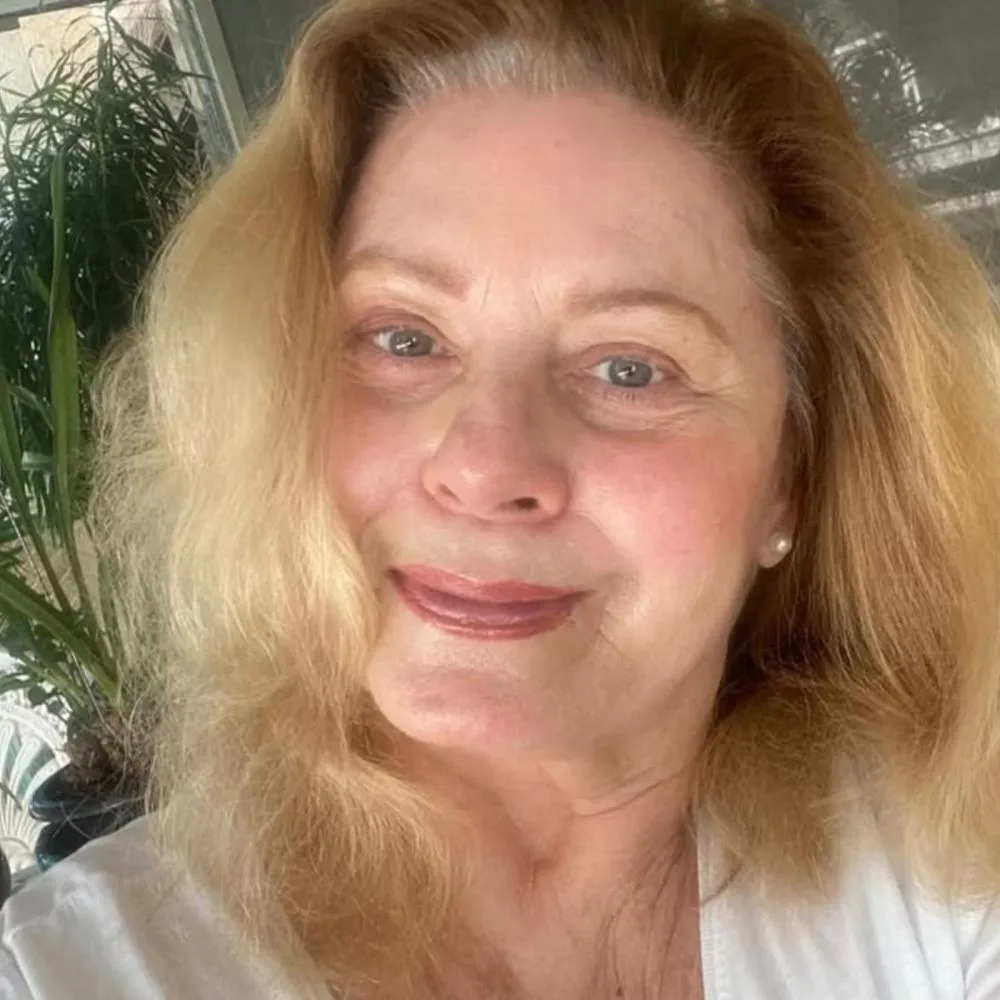 Vera Fischer posta foto e envelhecimento natural e encanta web