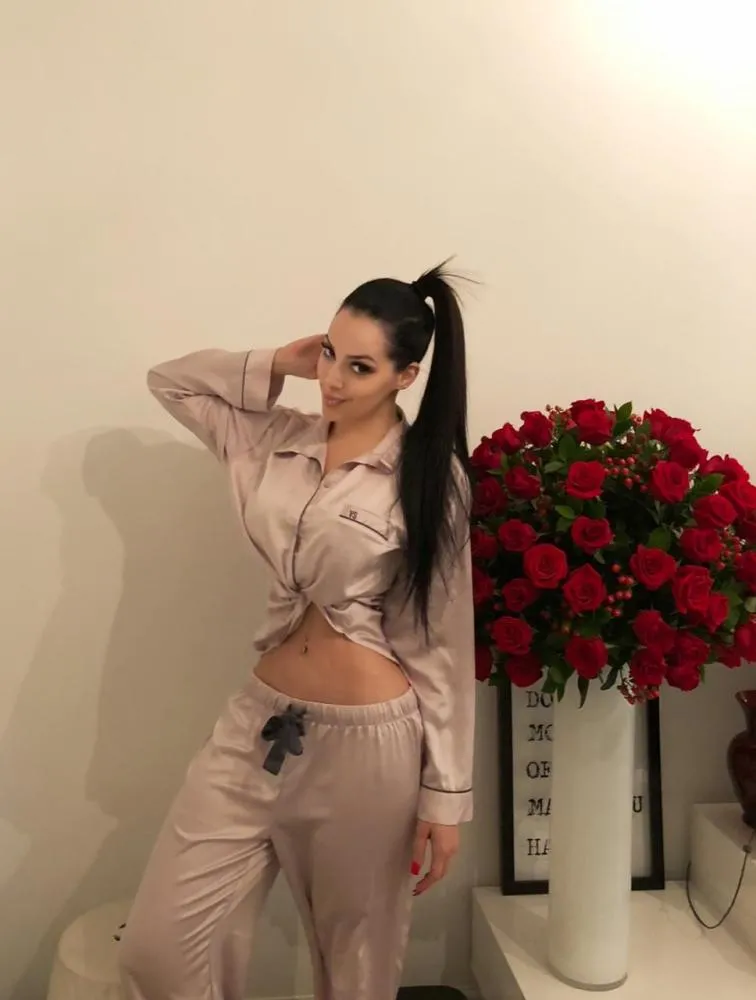 Stephanie Vilarinho vira assunto nos bastidores da Copa após ganhar flores de craque mexicano 