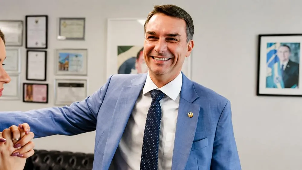 Pesquisas internas animam aliados do PL quanto à corrida de Flávio à Presidência