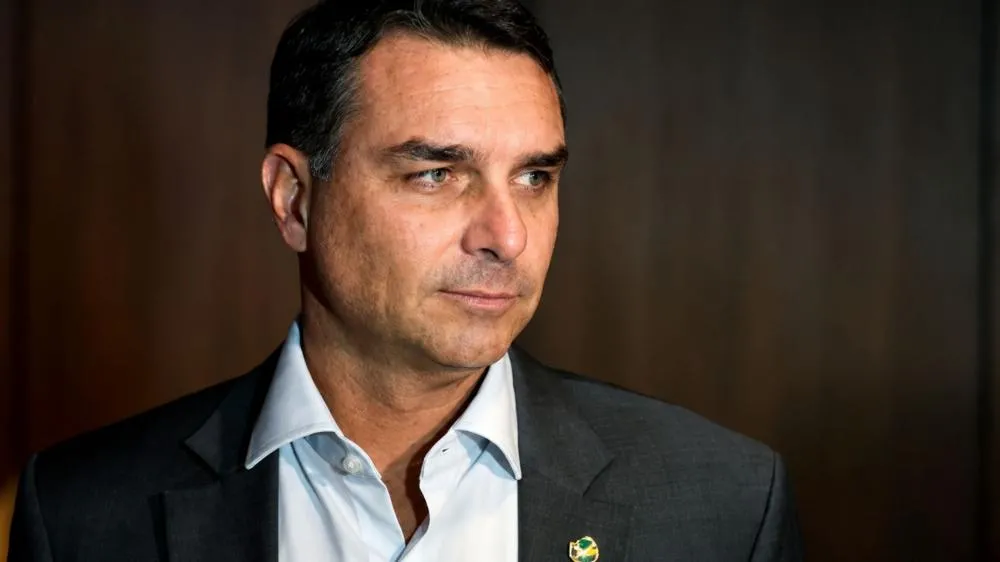 TSE manda remover posts que associam Flávio Bolsonaro ao crime organizado