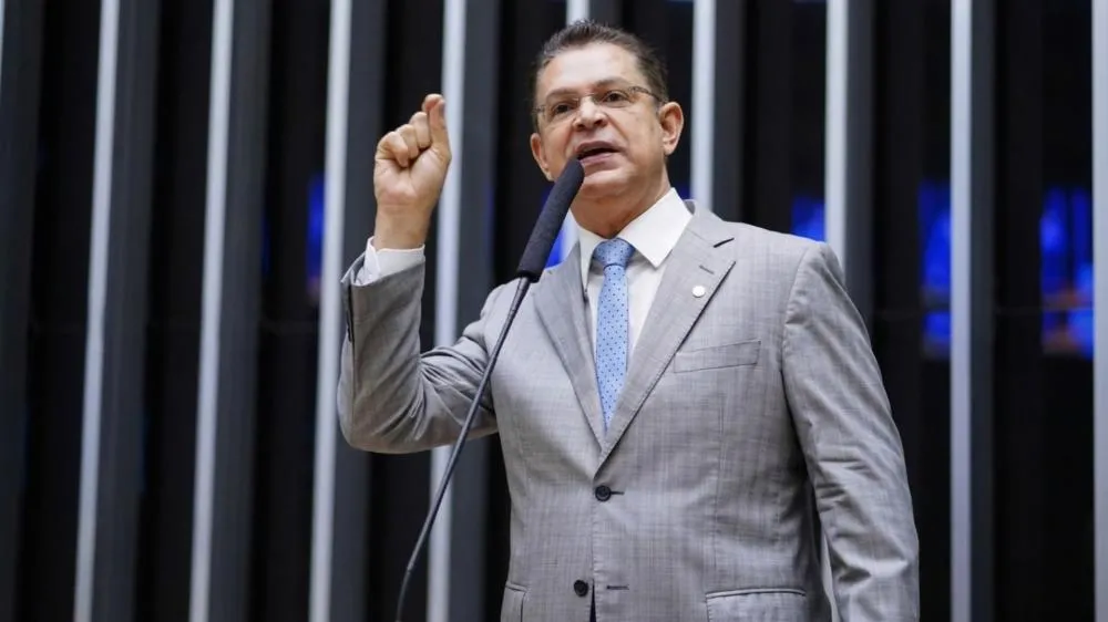 Sóstenes aciona Embaixada dos EUA após vídeo que associava PT às facções ser removido