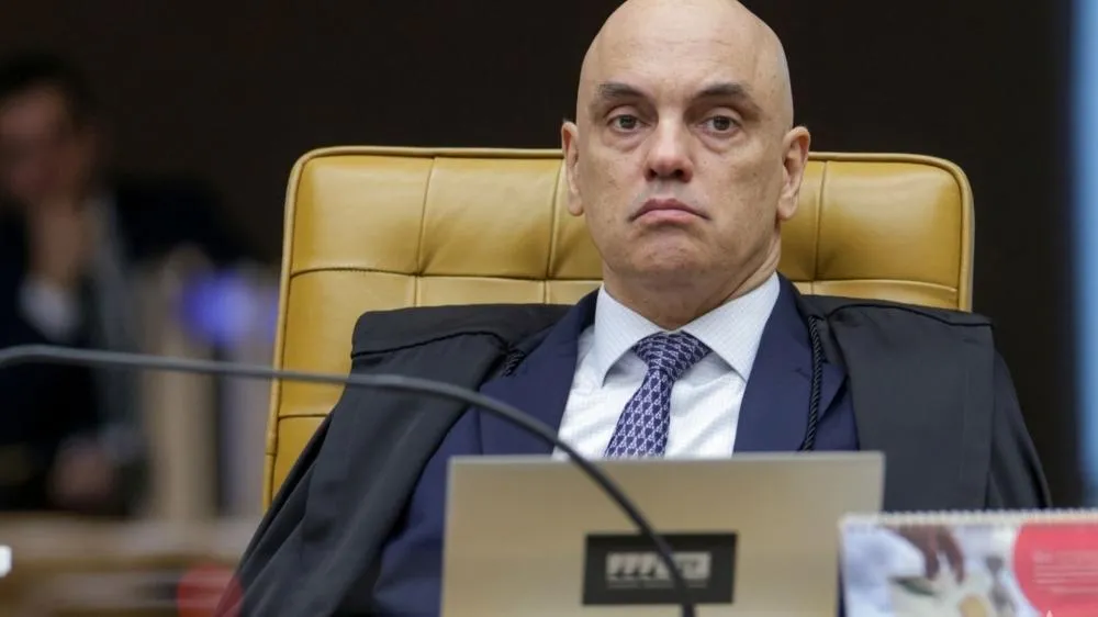 Para Moraes, Bolsonaro comete “falta grave” ao ter arma em casa