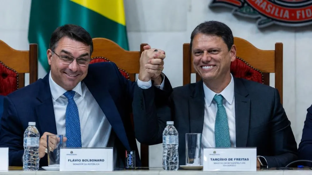 Em crítica à atuação de Lula, Flávio e Tarcísio defendem agro brasileiro