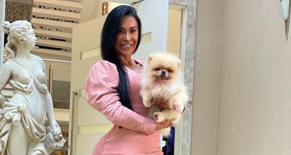 Belo e Gracyanne lamentam a morte de cão adotado durante o casamento: “Uma tristeza muito grande” 