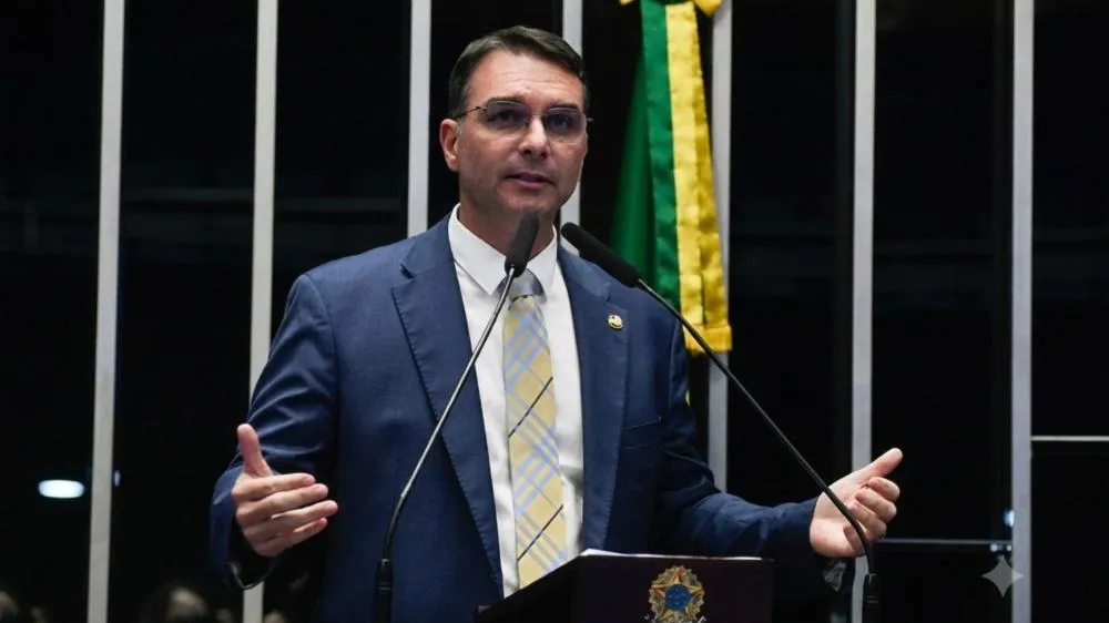 Defesa de Flávio Bolsonaro afirma que PF concluiu inquérito sem ouvir Lula