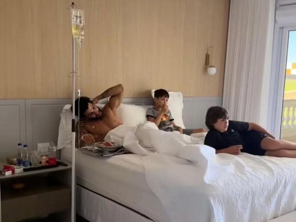 Gusttavo Lima surge recebendo soro na cama e preocupa fãs após cancelar show por problema de saúde