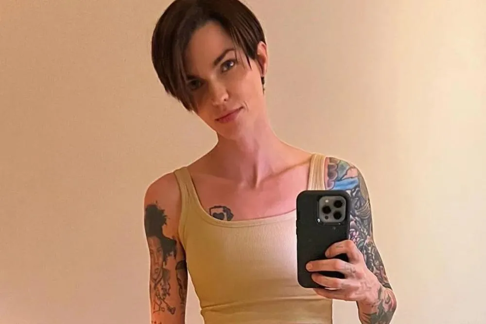Ruby Rose, atriz de “Batwoman”, sofre acidente doméstico, quebra costelas e é levada ao hospital 