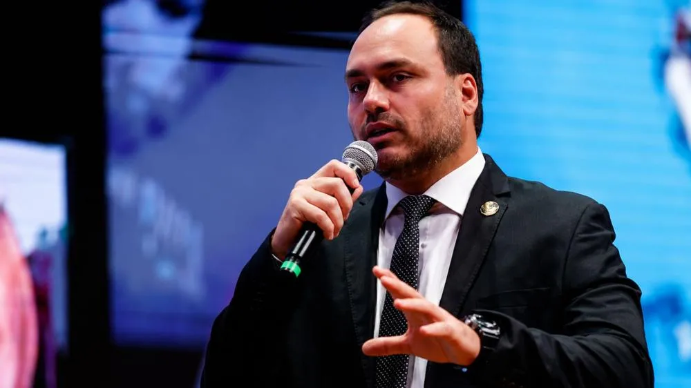 Para Carlos Bolsonaro, Lula faz campanha eleitoral disfarçada; você concorda?