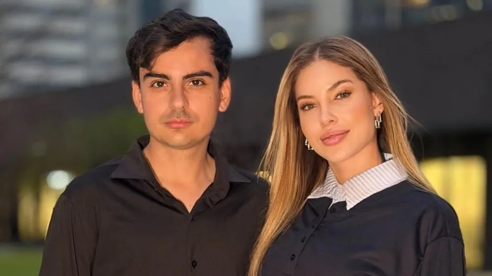 Namoro de Dudu Camargo e Saory estaria em crise após revelação de antigo affair do jornalista
