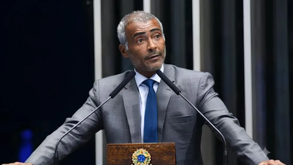 Romário promete devolver seu salário do Senado durante cobertura da Copa